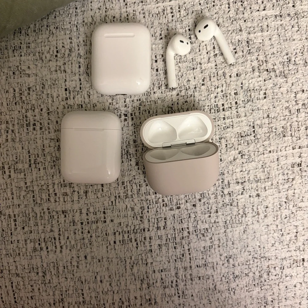 Apple AirPods bundle 3 pairs Great Condition